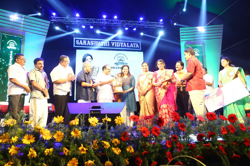 Mrs. Manju Warrier receiving Icon of the year award from Sri. Kodiyeri Balakrishnan