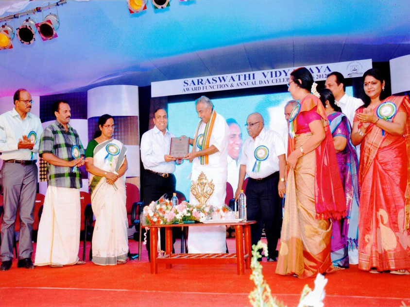 Mr. Ravi Pillai receiving Icon of the year award from Mr. Oommen Chandi